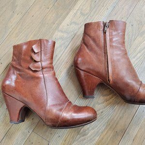 Coclico tan ankle booties